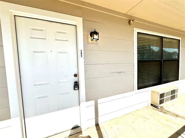 $825 | 701 West Sycamore Street, Unit 205, Denton, TX 76201