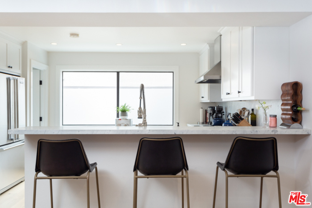 4425 Alla Road, Unit 6 Marina del Rey, CA 90292 - Photo 13 of 35 a kitchen with a sink and a window
