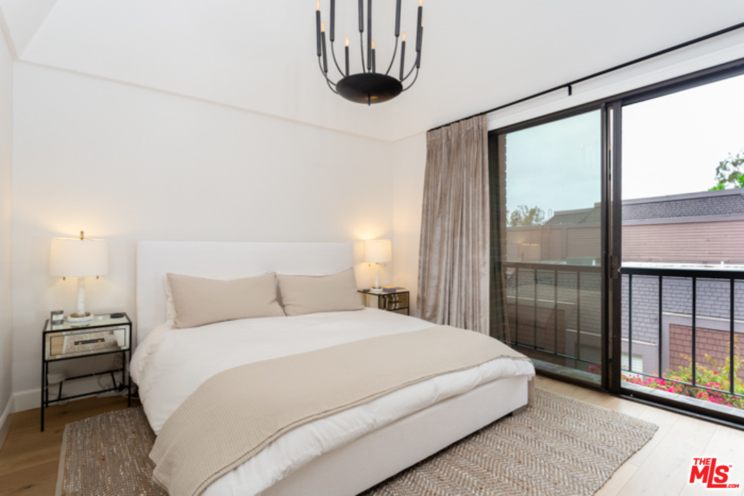 4425 Alla Road, Unit 6 Marina del Rey, CA 90292 - Photo 20 of 35 a bedroom with a large bed and a large window