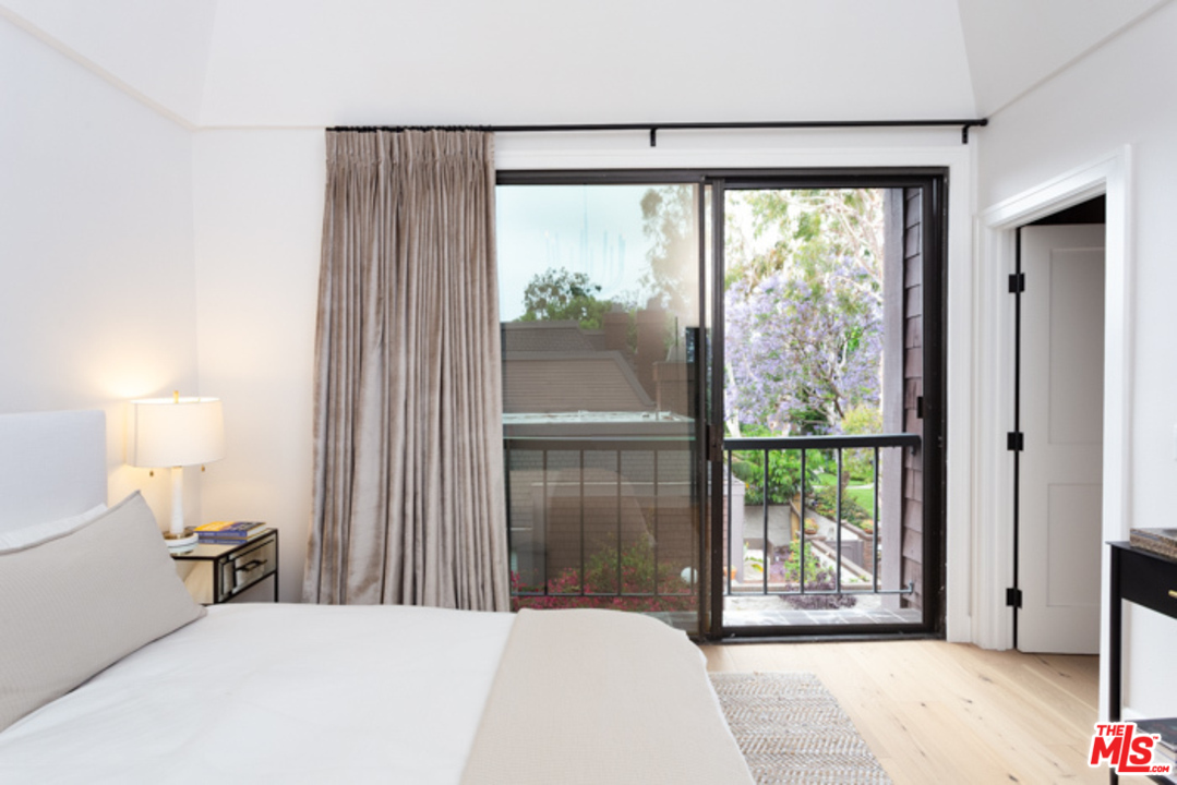 4425 Alla Road, Unit 6 Marina del Rey, CA 90292 - Photo 21 of 35 a bedroom with a large bed and a large window