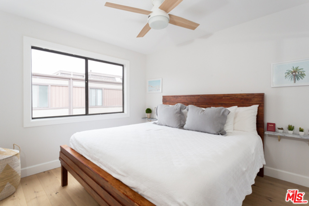 4425 Alla Road, Unit 6 Marina del Rey, CA 90292 - Photo 26 of 35 a bedroom with a bed and a window