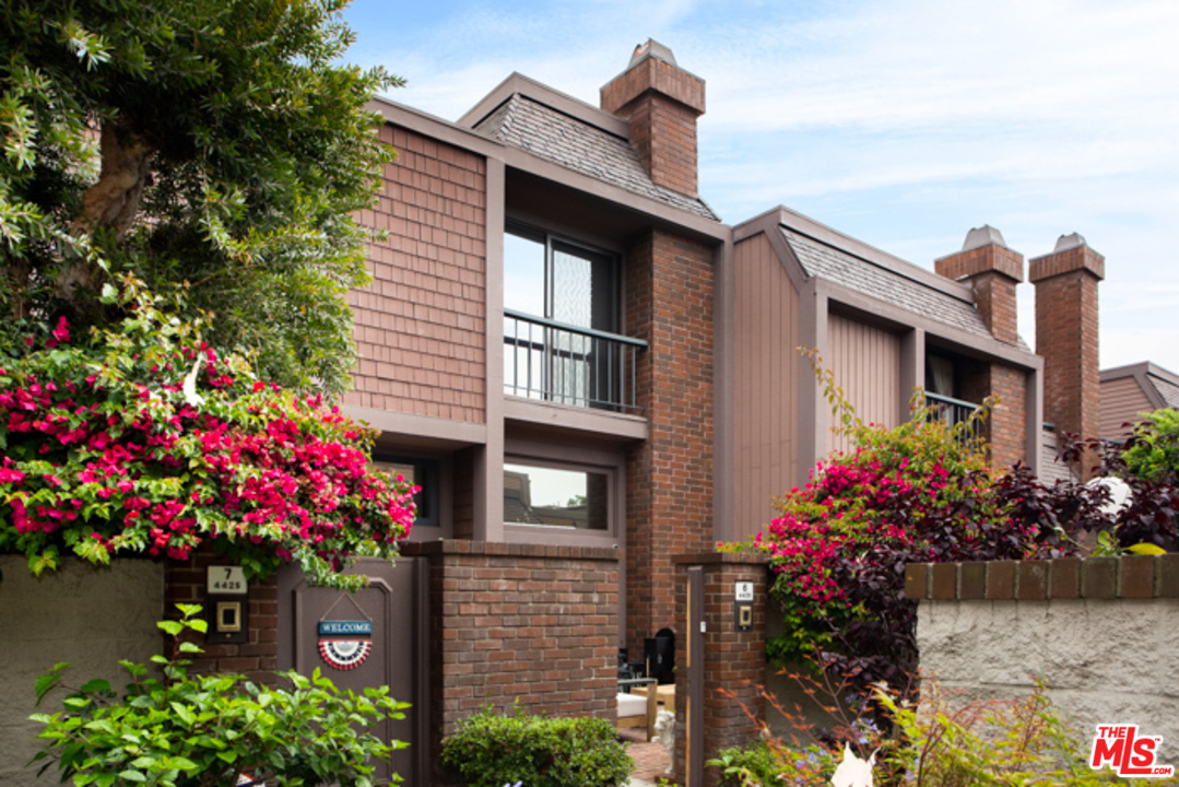 4425 Alla Road, Unit 6 Marina del Rey, CA 90292 - Photo 29 of 35 a front view of a house with a lot of flower plants