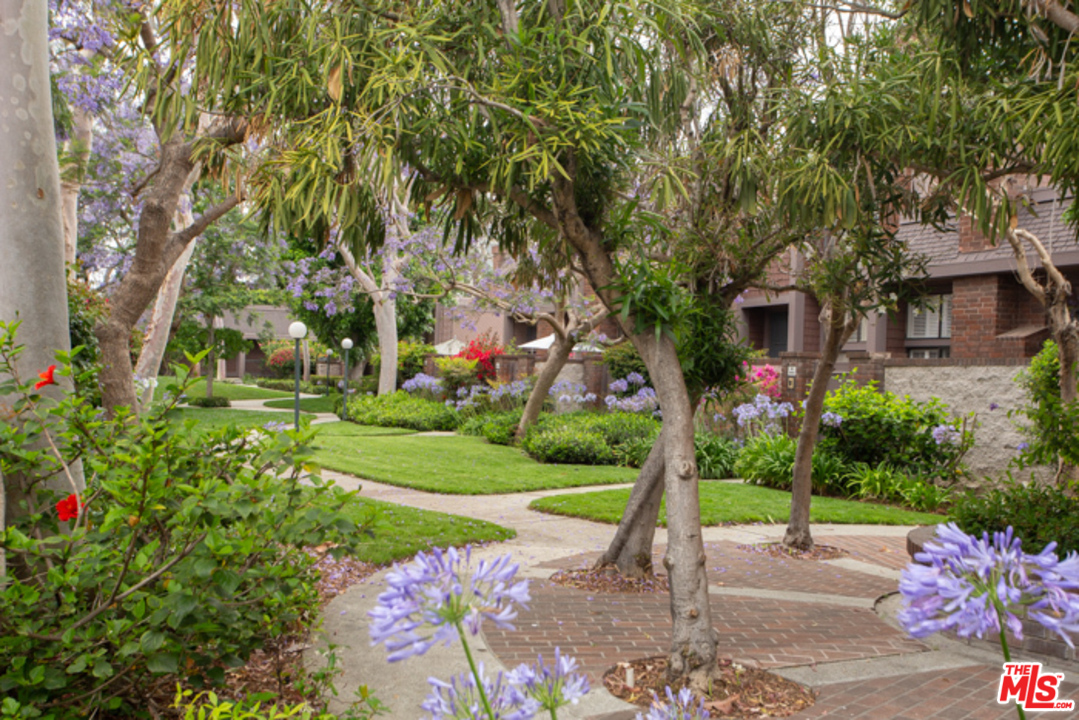 4425 Alla Road, Unit 6 Marina del Rey, CA 90292 - Photo 32 of 35 a front view of a house with a yard and fountain in middle