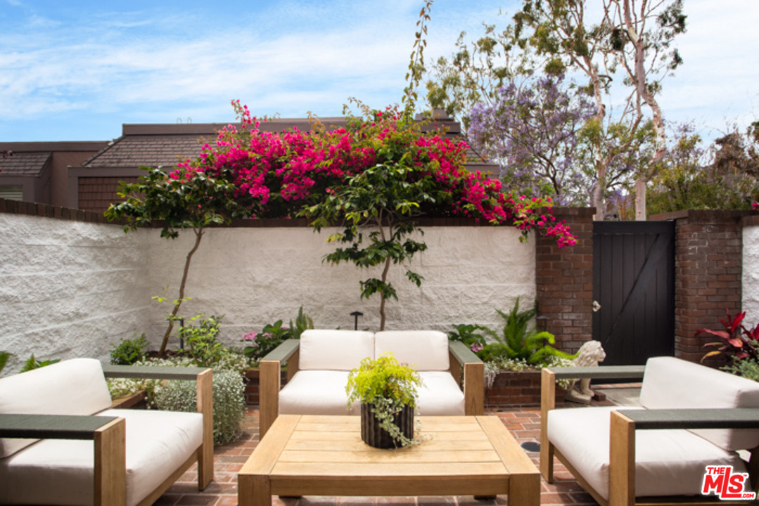 4425 Alla Road, Unit 6 Marina del Rey, CA 90292 - Photo 6 of 35 a view of a flowers in a patio