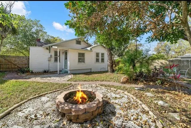 a view of a house with a yard