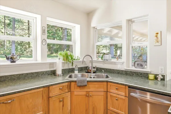 $689,000 | 833 Remour Lane, Mount Shasta, CA 96067