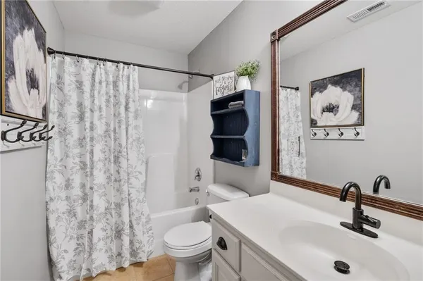 $525,000 | 1303 Ashdown Circle, Raymore, MO 64083