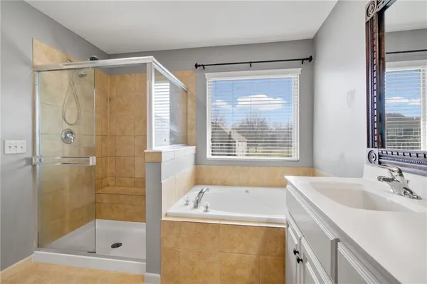 $525,000 | 1303 Ashdown Circle, Raymore, MO 64083