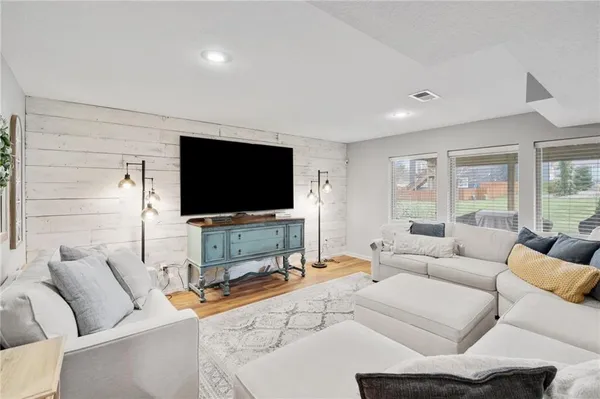 $525,000 | 1303 Ashdown Circle, Raymore, MO 64083