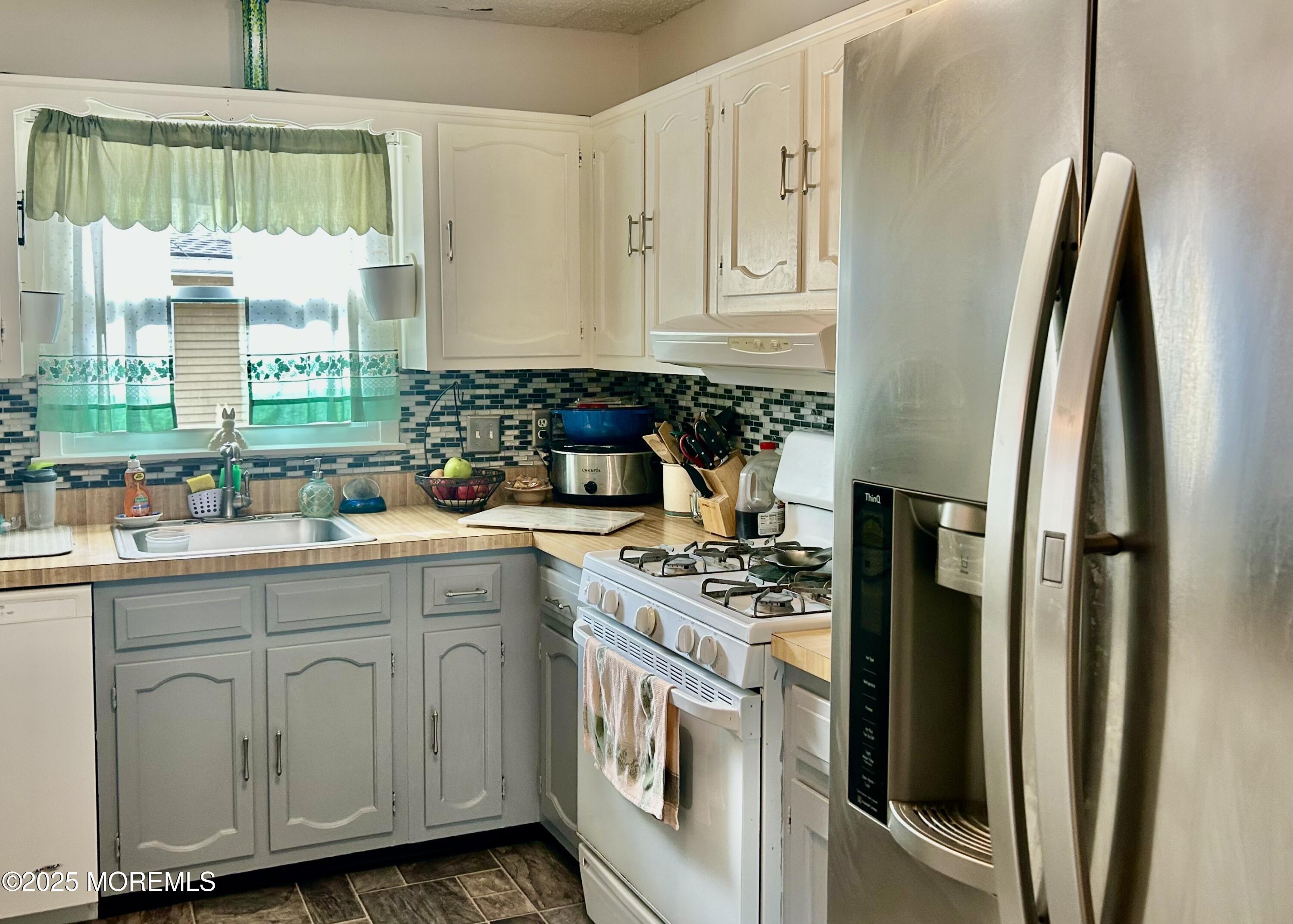 14 Walnut Road Manahawkin, NJ 08050 - Photo 11 of 33 kitchen