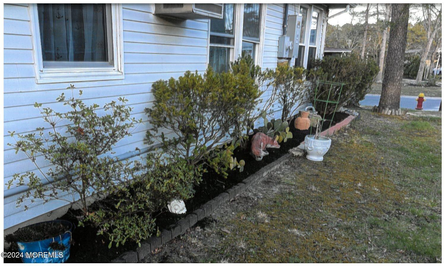 14 Walnut Road Manahawkin, NJ 08050 - Photo 3 of 33 Side flower bed