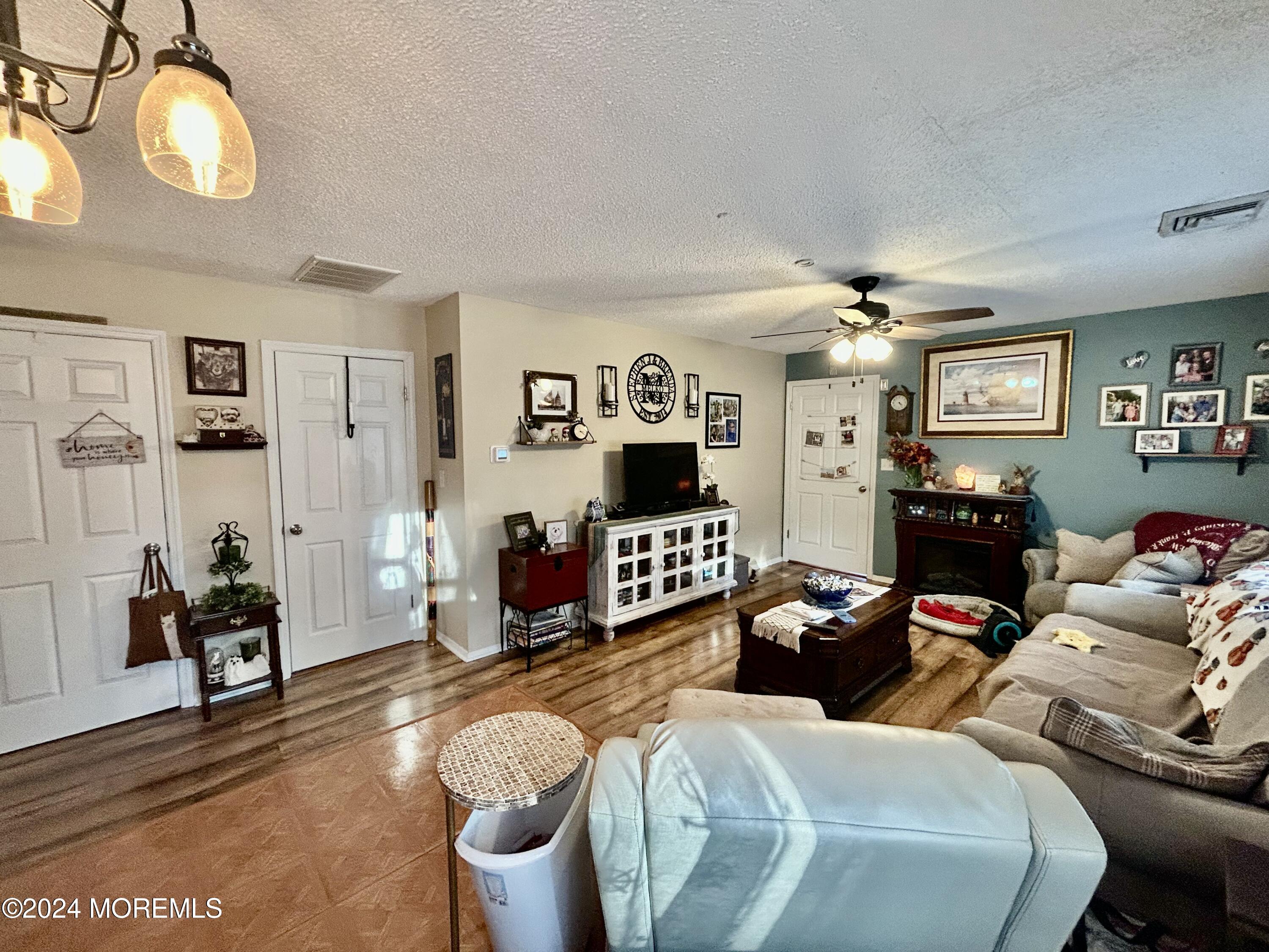 14 Walnut Road Manahawkin, NJ 08050 - Photo 8 of 33 Living room