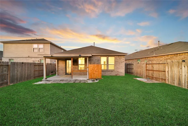 a view of a house with backyard and garden