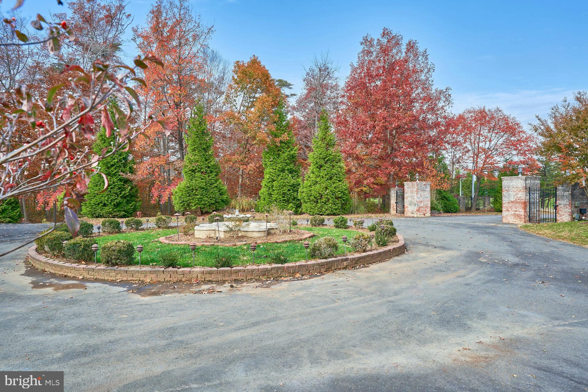 12815 Braddock Road Clifton, VA 20124 - Photo 3 of 21 Private Circular driveway!