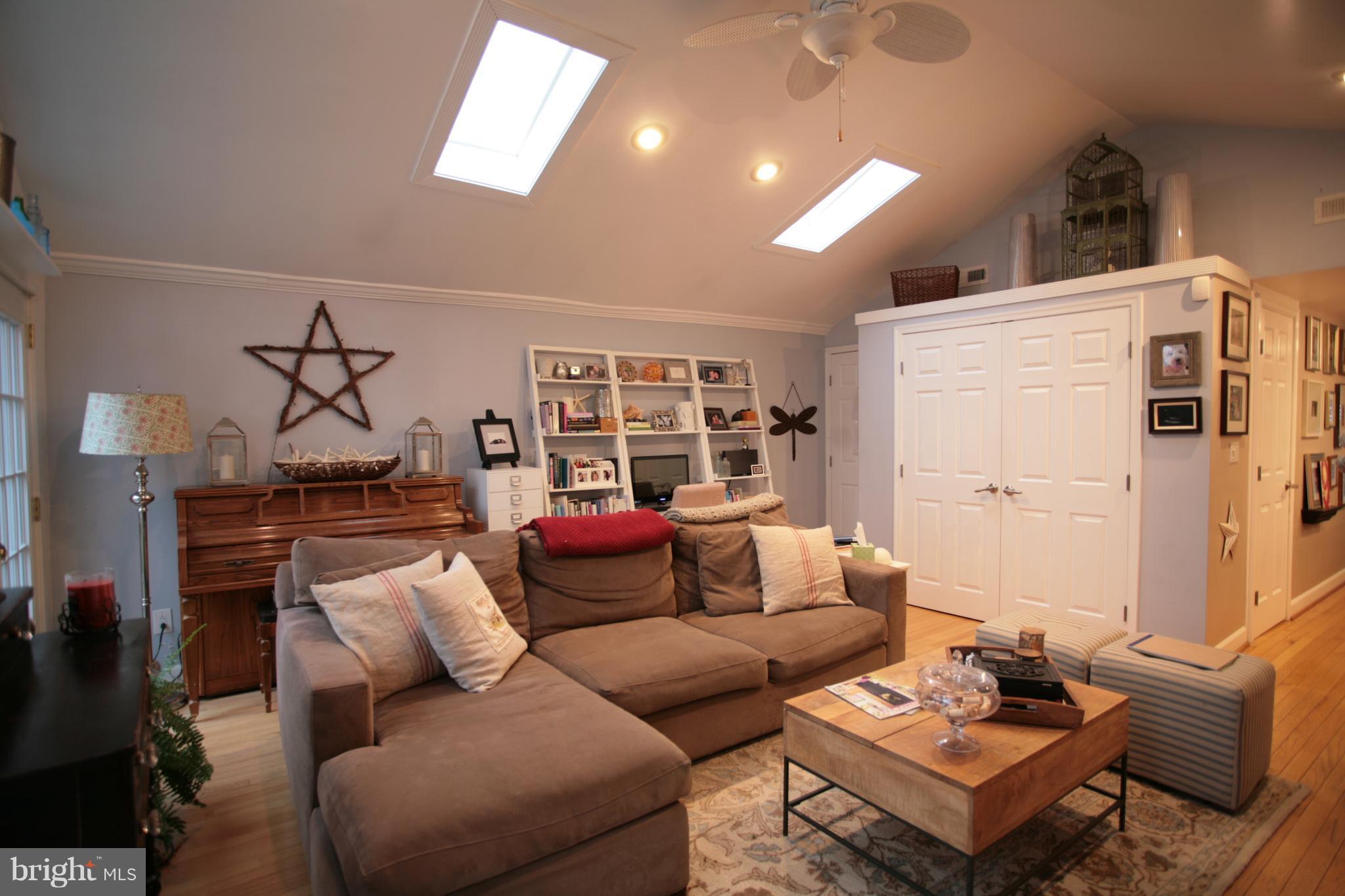 1422 Ridgeway Arnold, MD 21012 - Photo 4 of 28 Living Room