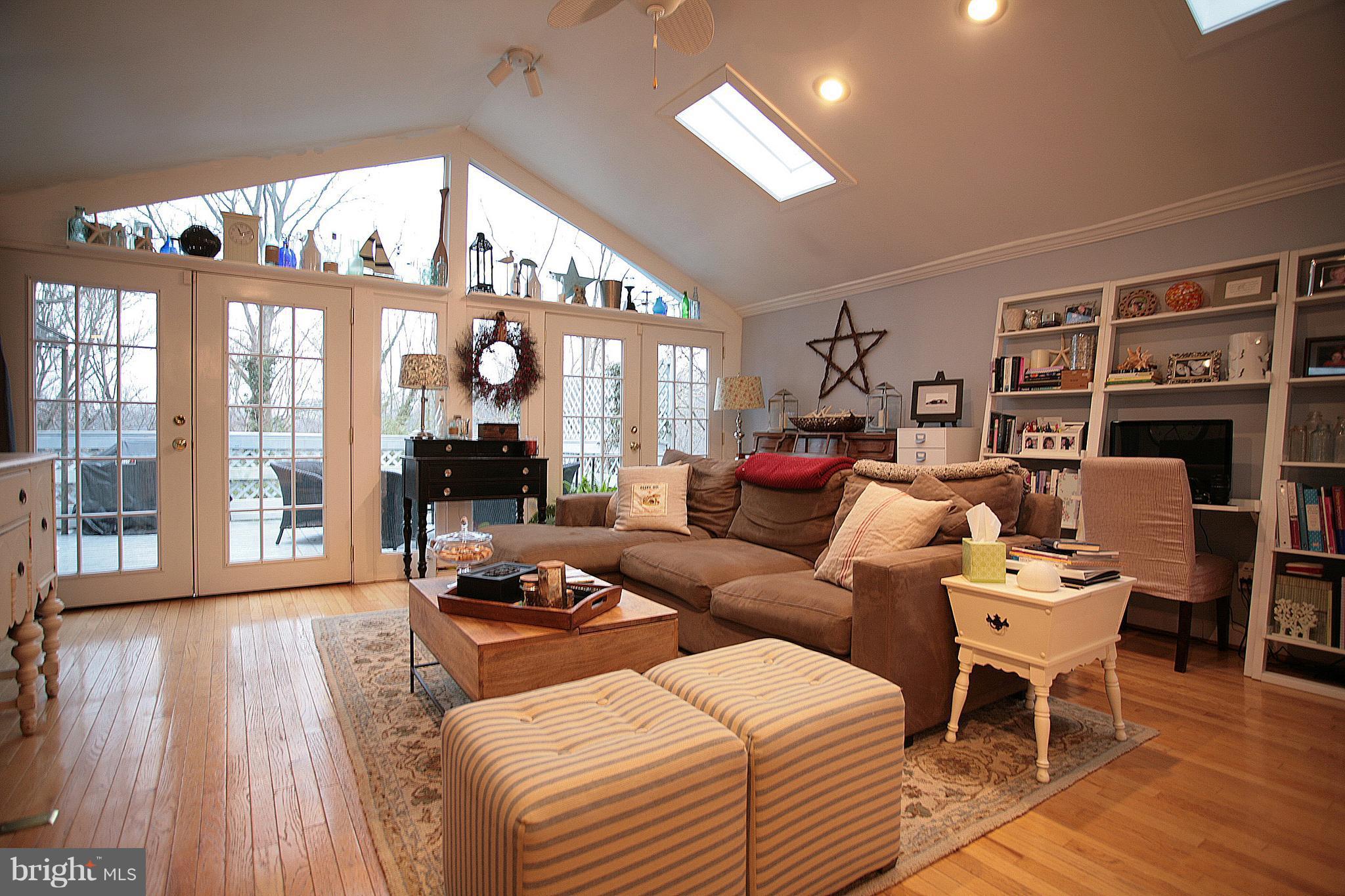 1422 Ridgeway Arnold, MD 21012 - Photo 5 of 28 Living Room