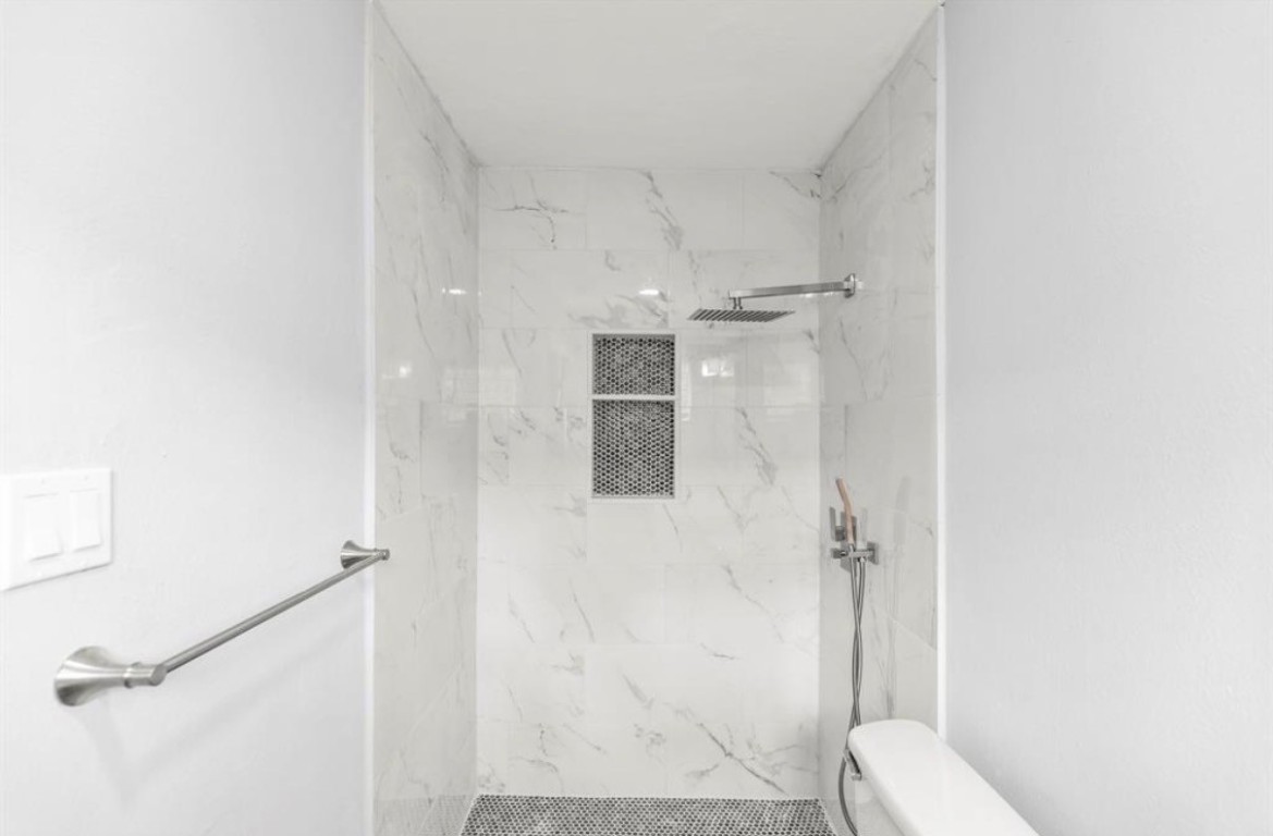 7515 Jason Street Houston, TX 77074 - Photo 16 of 24 a bathroom with a shower
