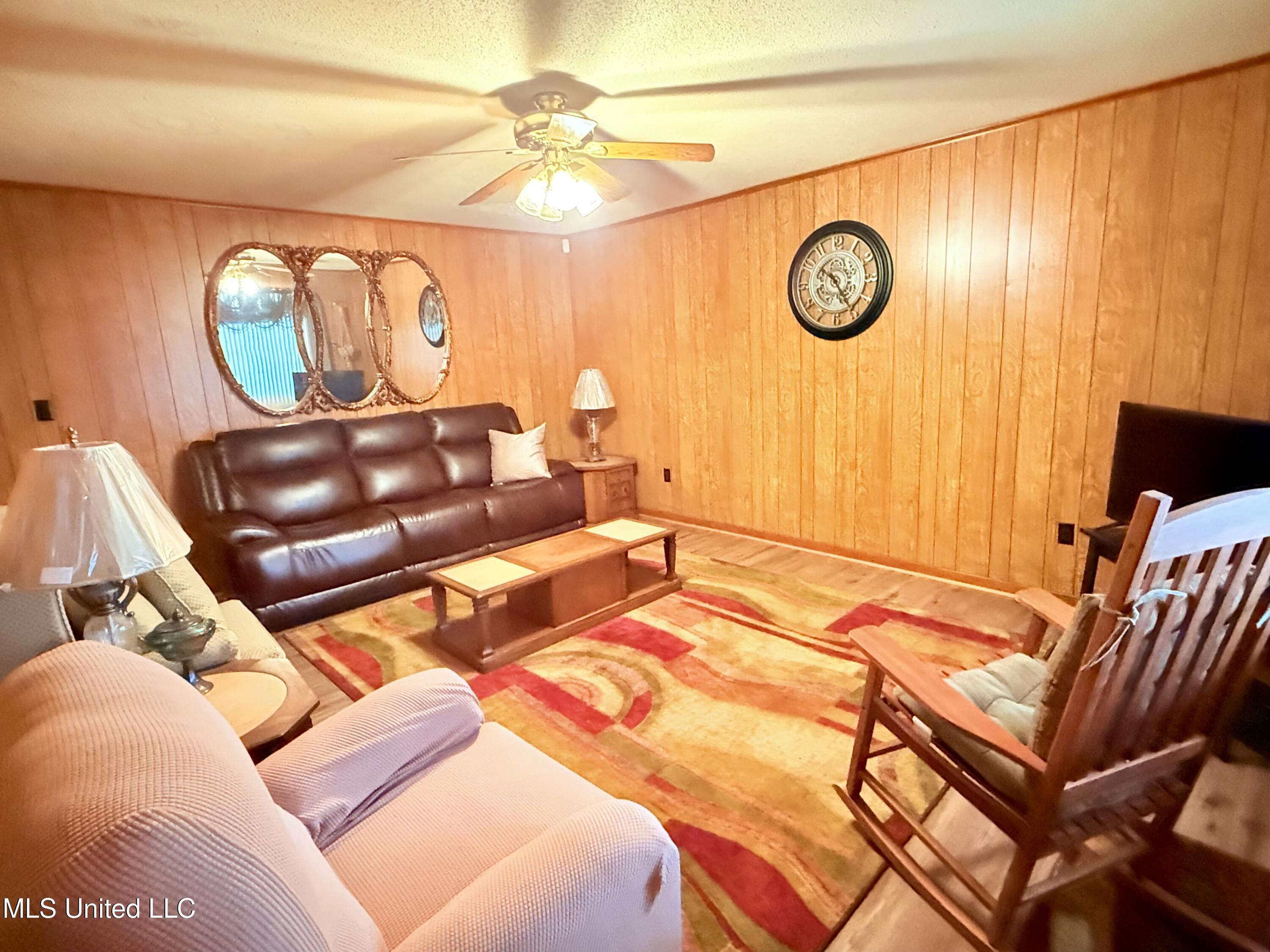 126 Lyon Drive Grenada, MS 38901 - Photo 2 of 21 IMG_4294