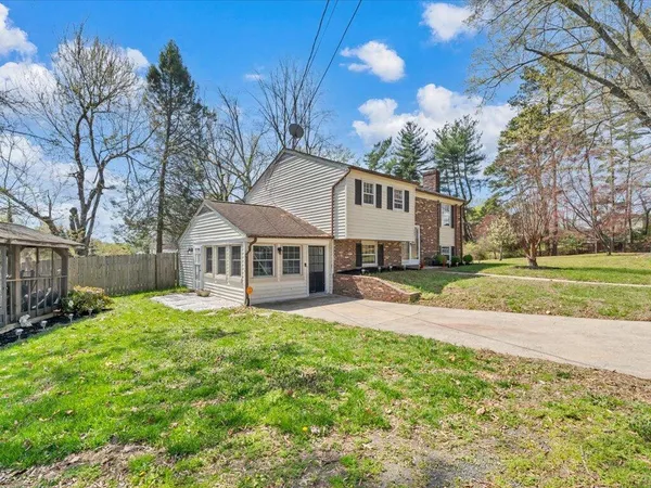 a view of a house with a yard