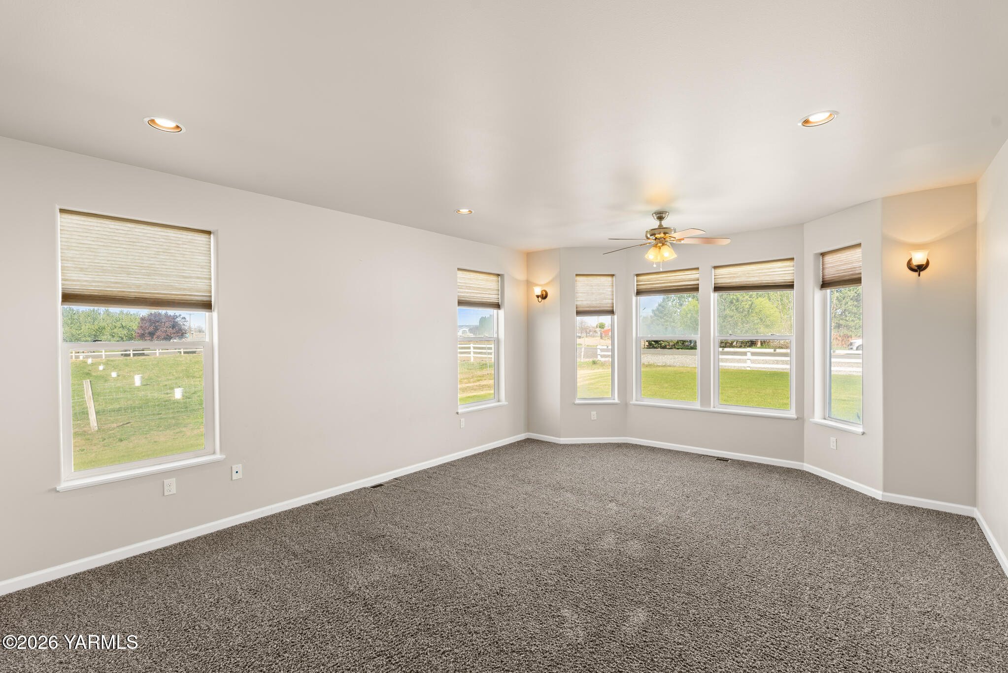 11625 Missimer Road Prosser, WA 99350 - Photo 20 of 40 a view of an empty room with a window