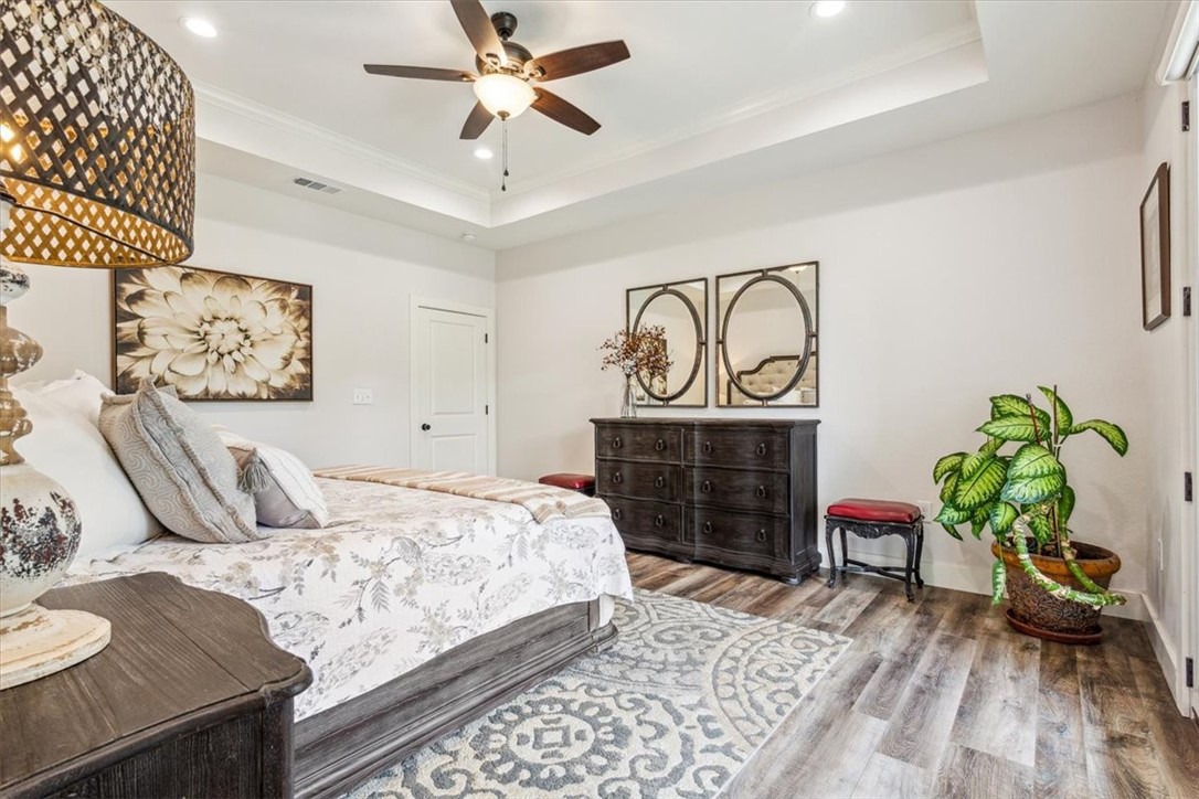 8 Independence Trail Waco, TX 76708 - Photo 20 of 39 a bedroom with a bed and a potted plant