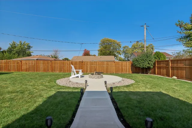 a view of a house with backyard and garden