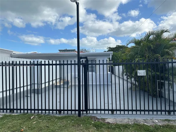 $1,900 | 1765 Southwest 21st Street, Unit 3, Miami, FL 33145