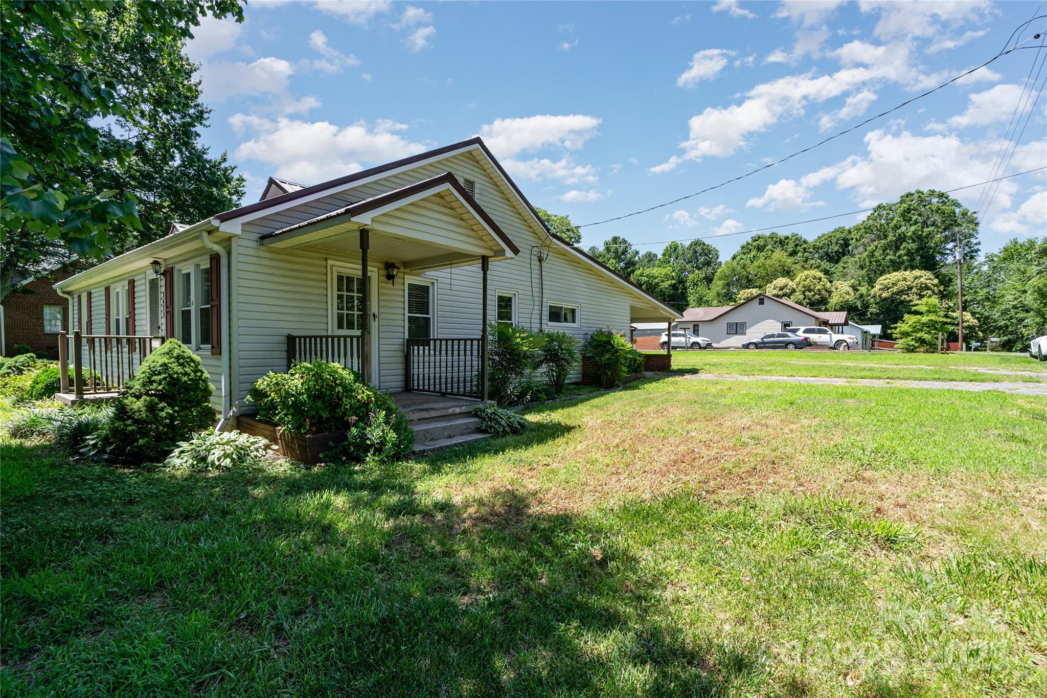 a view of backyard of the house