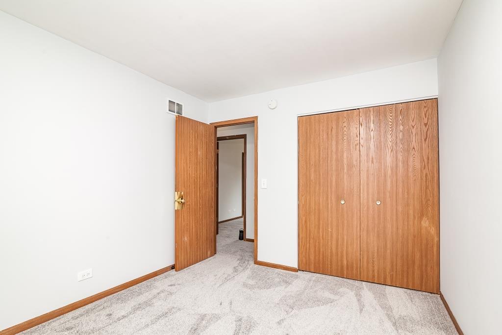 109 South Southport Road Mundelein, IL 60060 - Photo 13 of 16 an empty room with closet area