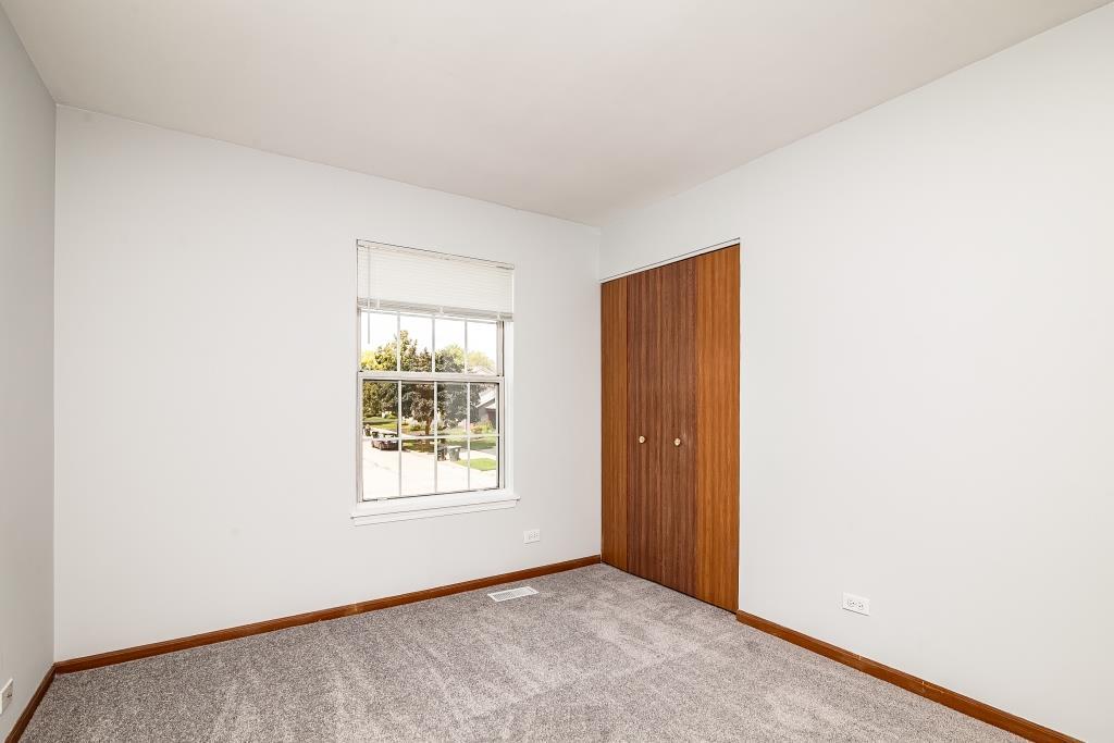 109 South Southport Road Mundelein, IL 60060 - Photo 14 of 16 an empty room with windows