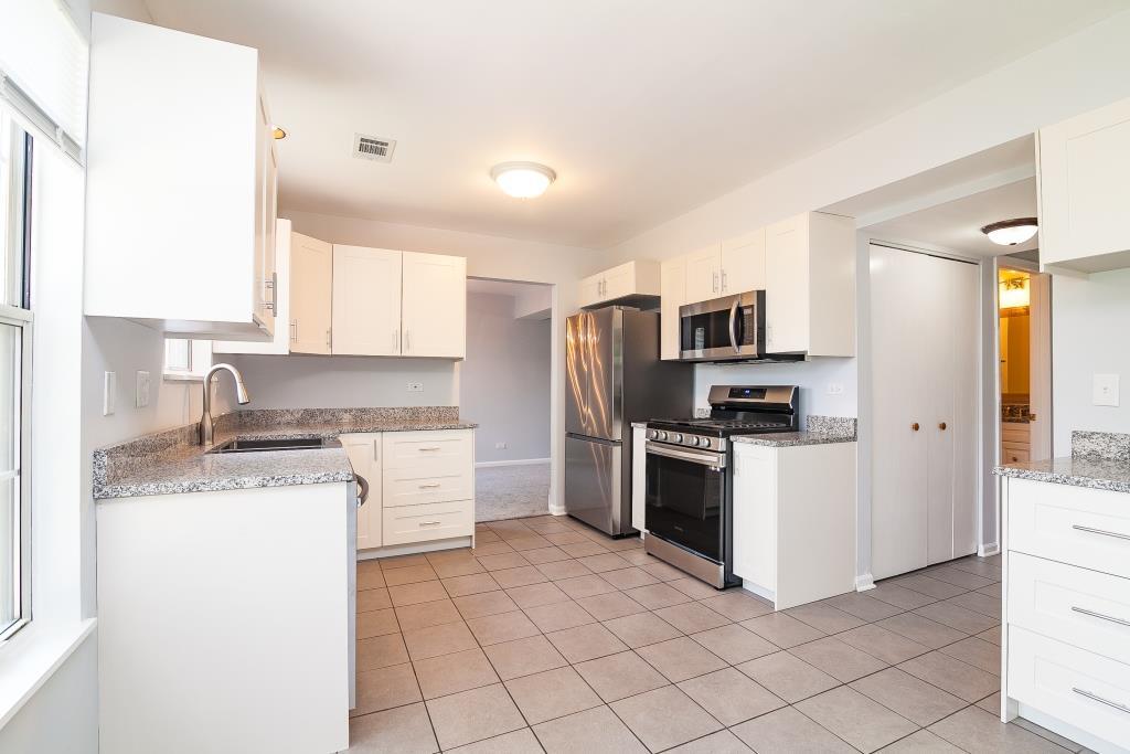 109 South Southport Road Mundelein, IL 60060 - Photo 5 of 16 a kitchen with granite countertop cabinets stainless steel appliances and a counter space