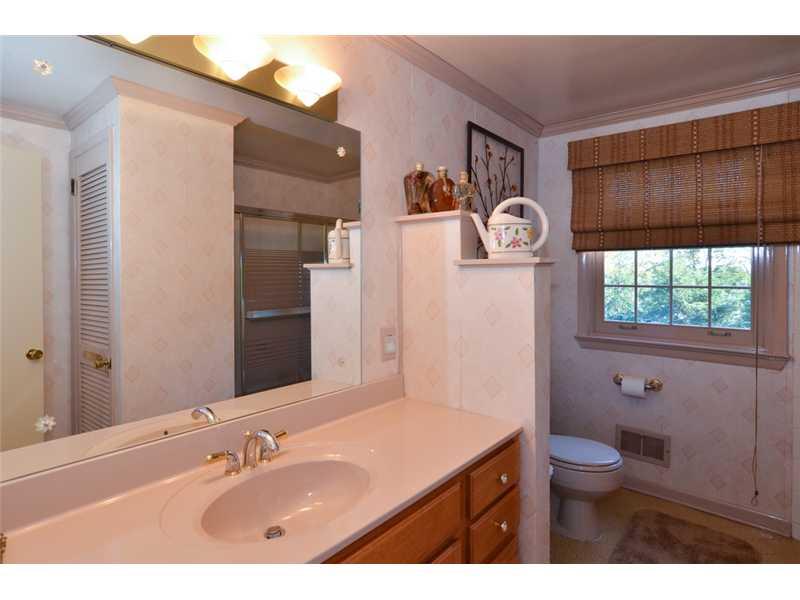 422 Goldsmith Road Pittsburgh, PA 15237 - Photo 12 of 23 Full Bath.