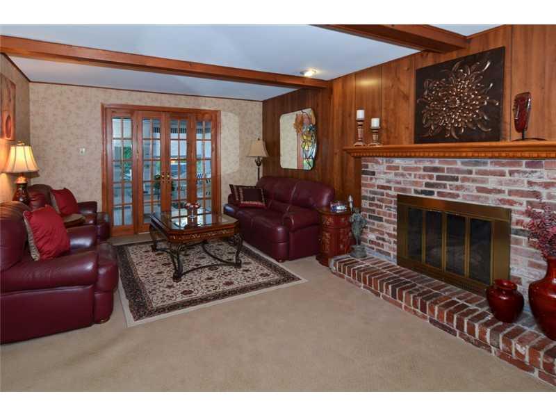 422 Goldsmith Road Pittsburgh, PA 15237 - Photo 5 of 23 Family Room.