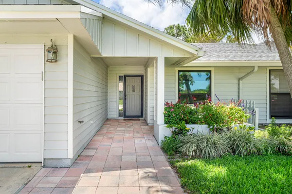 $429,000 | 8560 Southeast Eaglewood Way, Hobe Sound, FL 33455