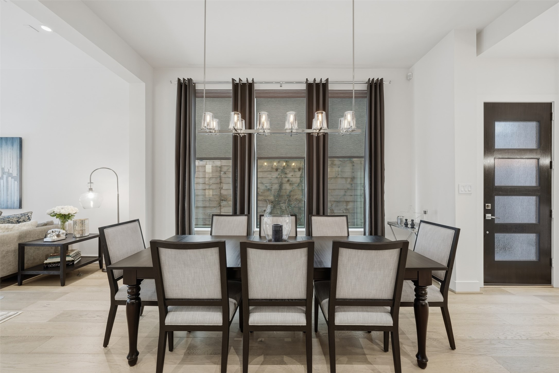 2114 McDuffie Street Houston, TX 77019 - Photo 11 of 45 There are picturesque plate glass windows with custom window treatments throughout the 1st floor.