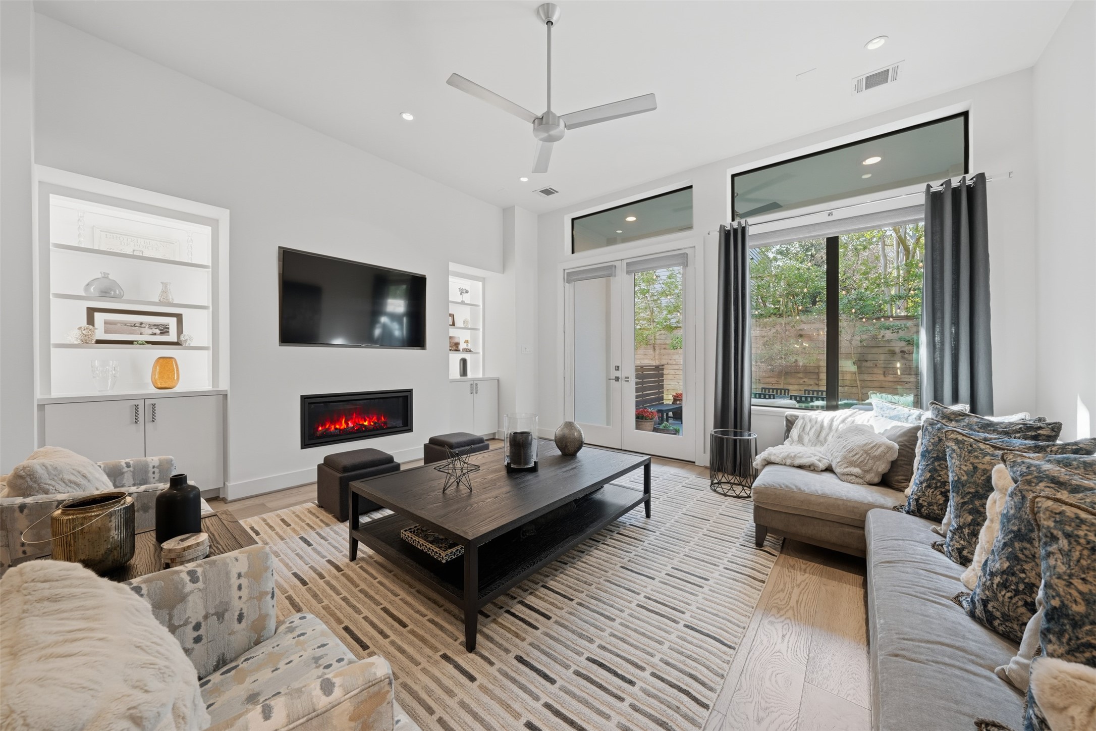 2114 McDuffie Street Houston, TX 77019 - Photo 18 of 45 The soaring ceilings emphasize the home’s aesthetic tone and style.