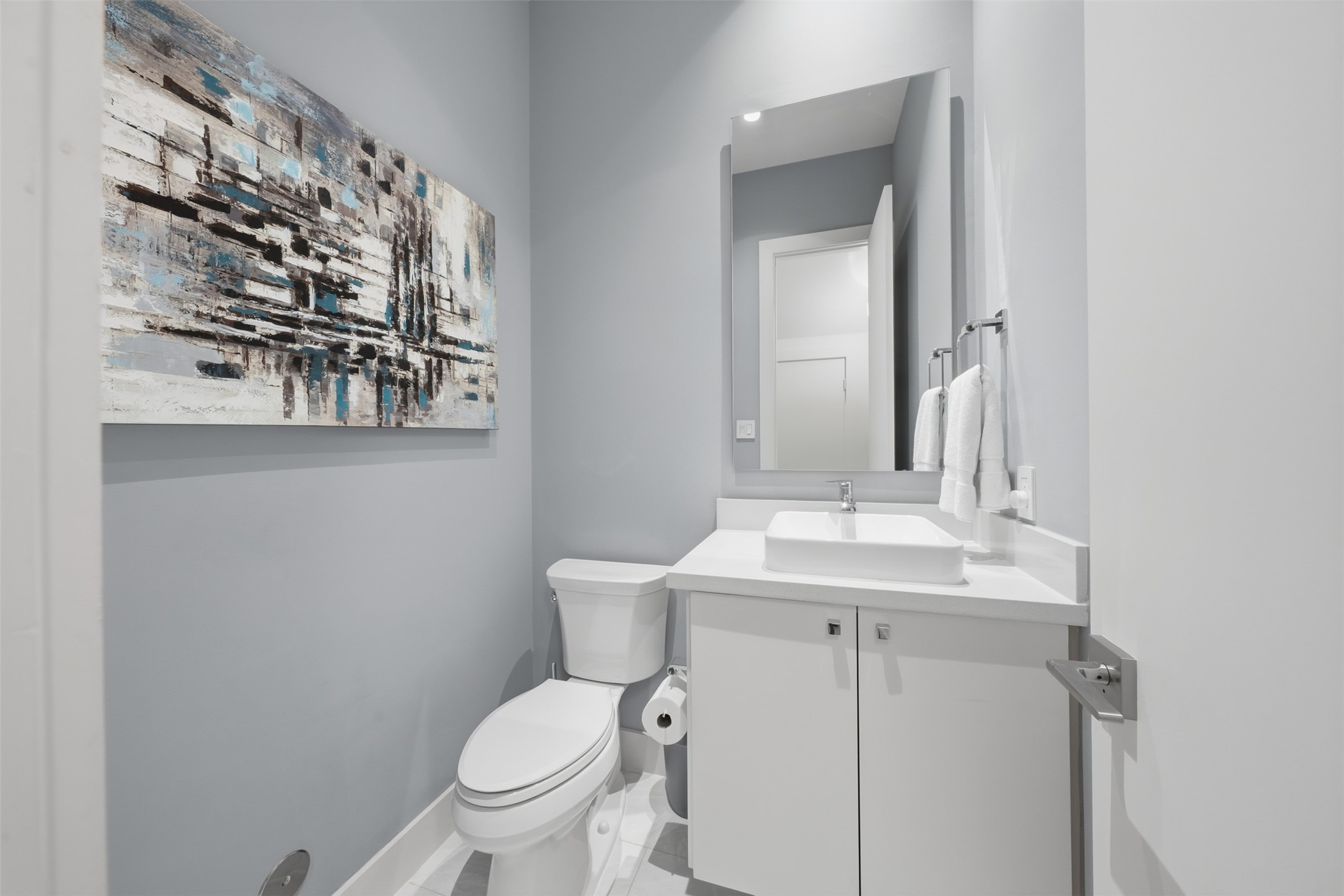 2114 McDuffie Street Houston, TX 77019 - Photo 23 of 45 Classic half bath tucked away on the 1st floor for guests.