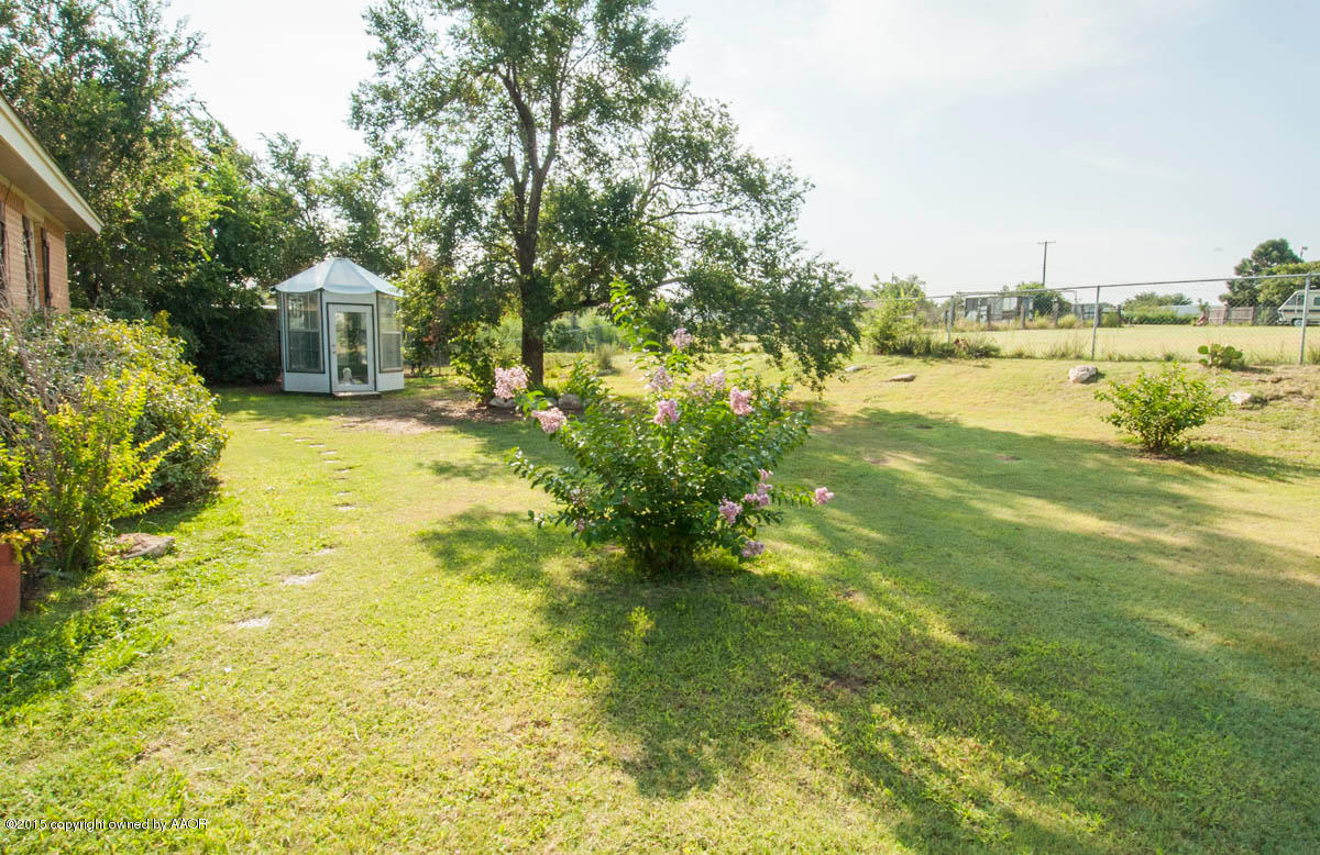 201 Geronimo Road Amarillo, TX 79108 - Photo 30 of 36 SIDE YARD