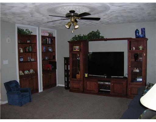 1073 Finchley Road North Huntingdon, PA 15642 - Photo 9 of 18 Family Room.