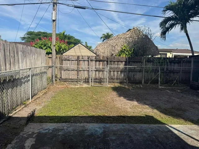 a view of a backyard