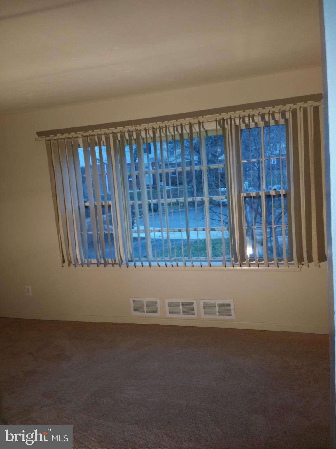 1501 Amherst Road Hyattsville, MD 20783 - Photo 4 of 29 Living Room