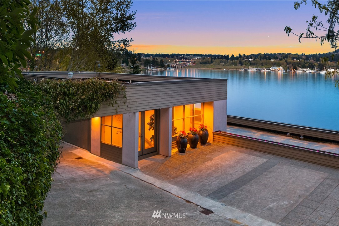 3840 East Mercer Way Mercer Island, WA 98040 - Photo 2 of 25