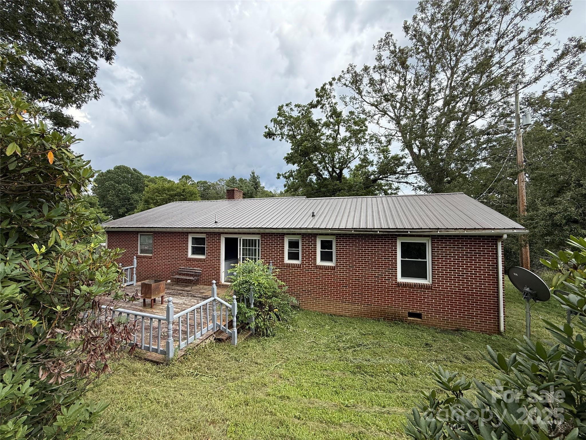 183 Maple Road Spruce Pine, NC 28777 - Photo 8 of 30 a backyard of a house with table and chairs