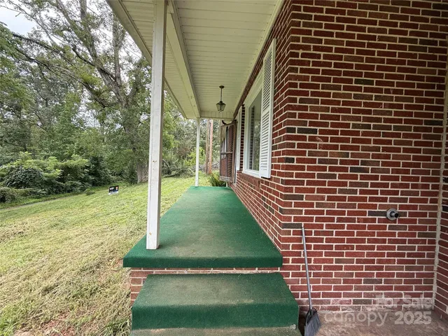 a view of a back yard