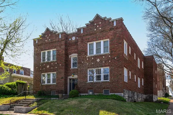 $300,000 | 6636 San Bonita Avenue, Unit 1E, Clayton, MO 63105