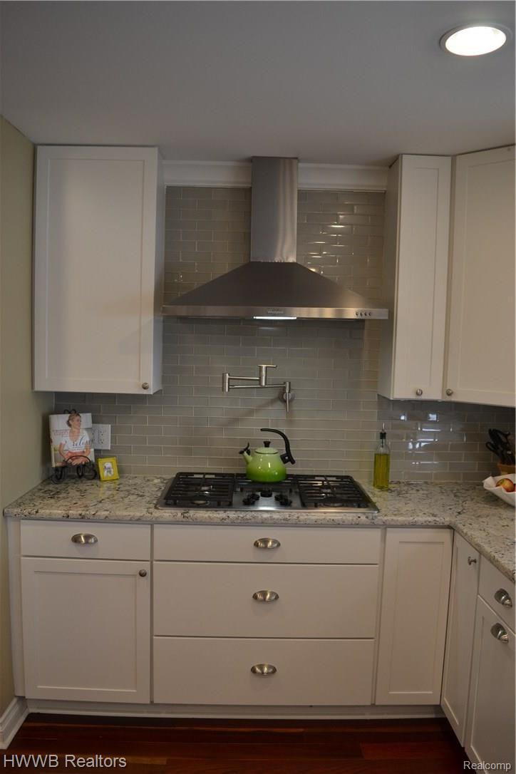 128 Linwood Avenue Rochester, MI 48307 - Photo 6 of 44 gas burner Whirlpool cooktop and hood