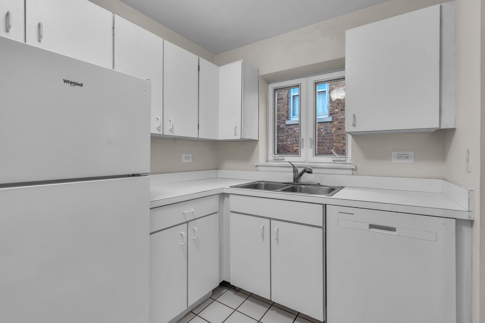 530 Michigan Avenue, Unit 3E Evanston, IL 60202 - Photo 7 of 19 a kitchen with a sink and cabinets