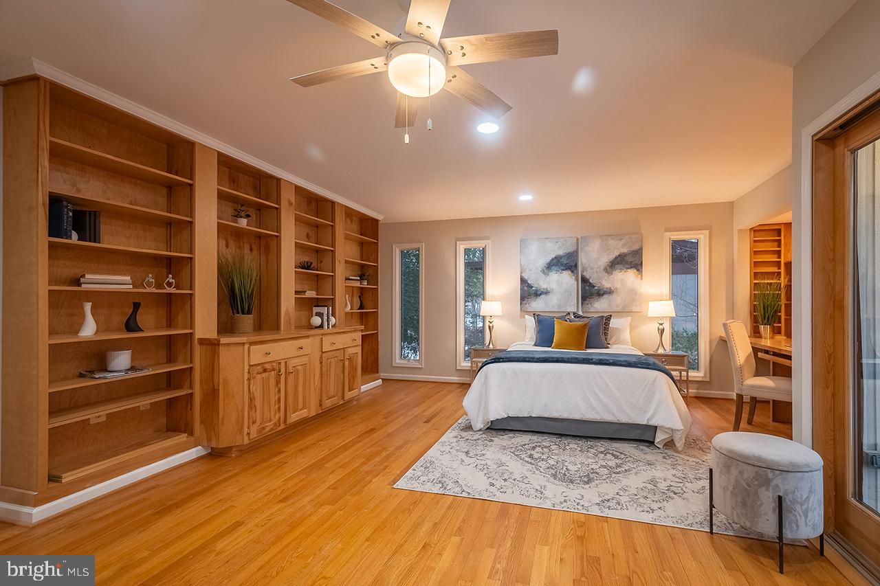 2529 Trophy Lane Reston, VA 20191 - Photo 23 of 69 Built in Desk, custom windows, two more closets