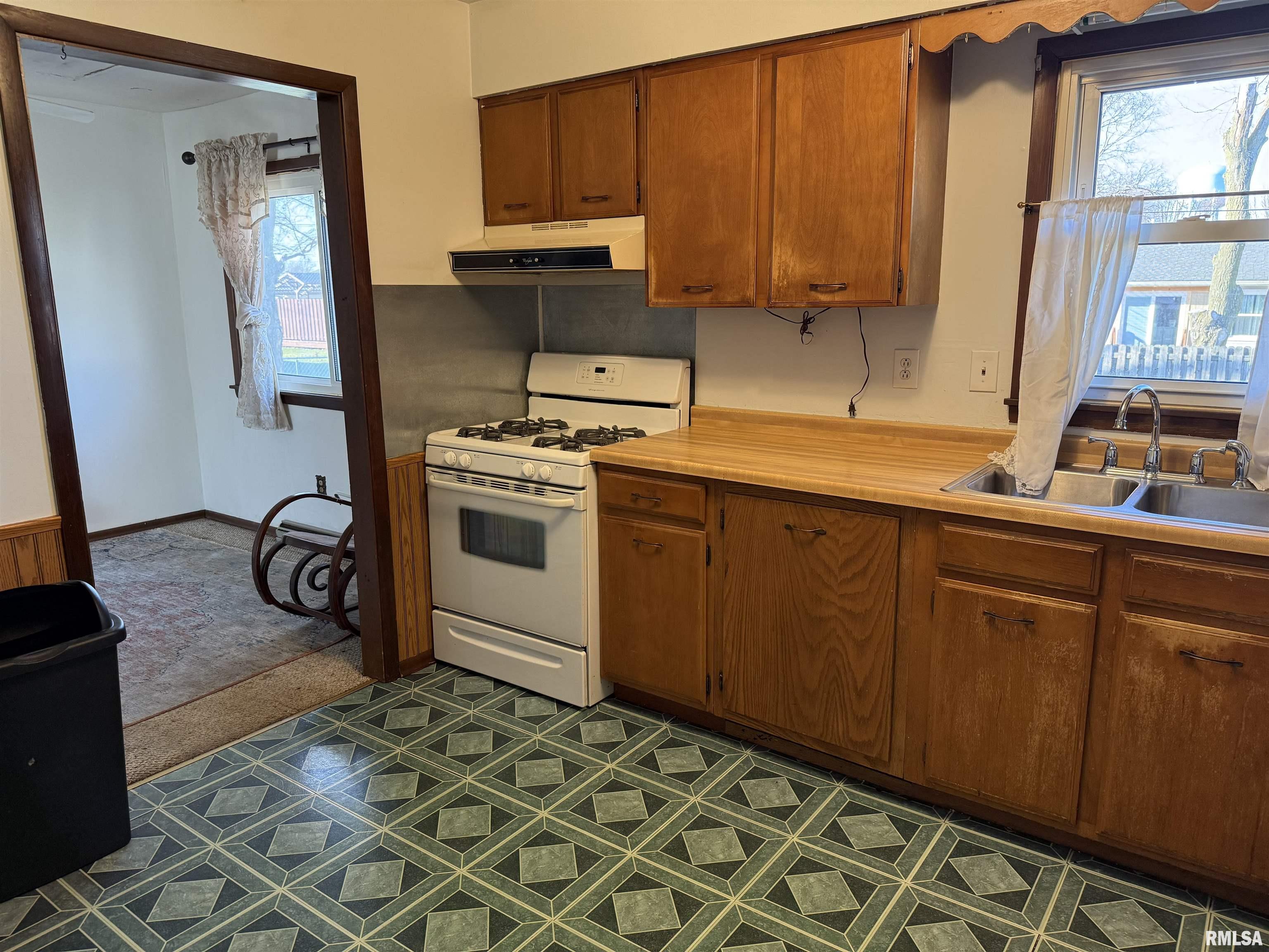 428 Pendik Street Jacksonville, IL 62650 - Photo 9 of 22