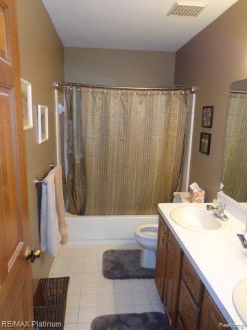 1755 Clover Ridge Drive Howell, MI 48843 - Photo 13 of 32 Upper Level Full Bath.jpg